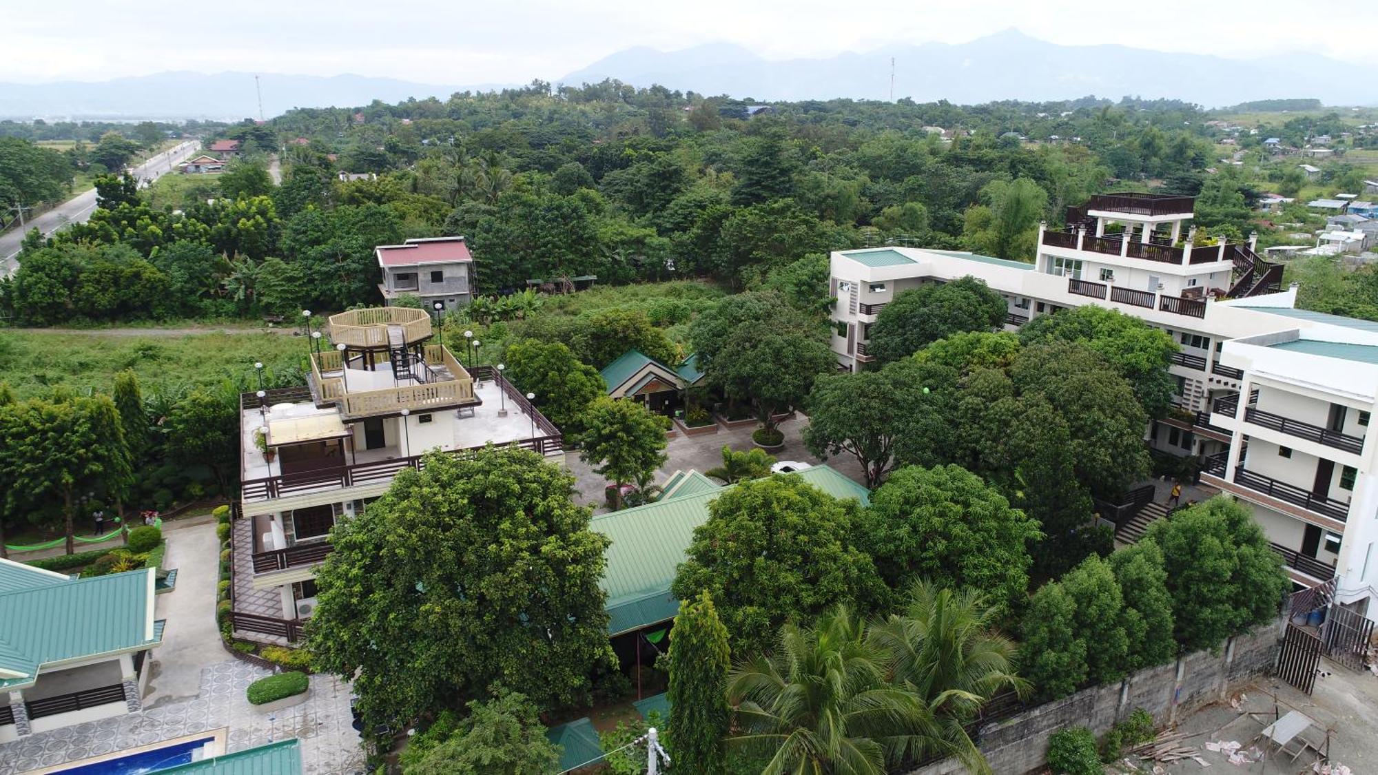 Villa Esmeralda Bryan'S Resort Hotel And Restaurant Palayan City Kültér fotó