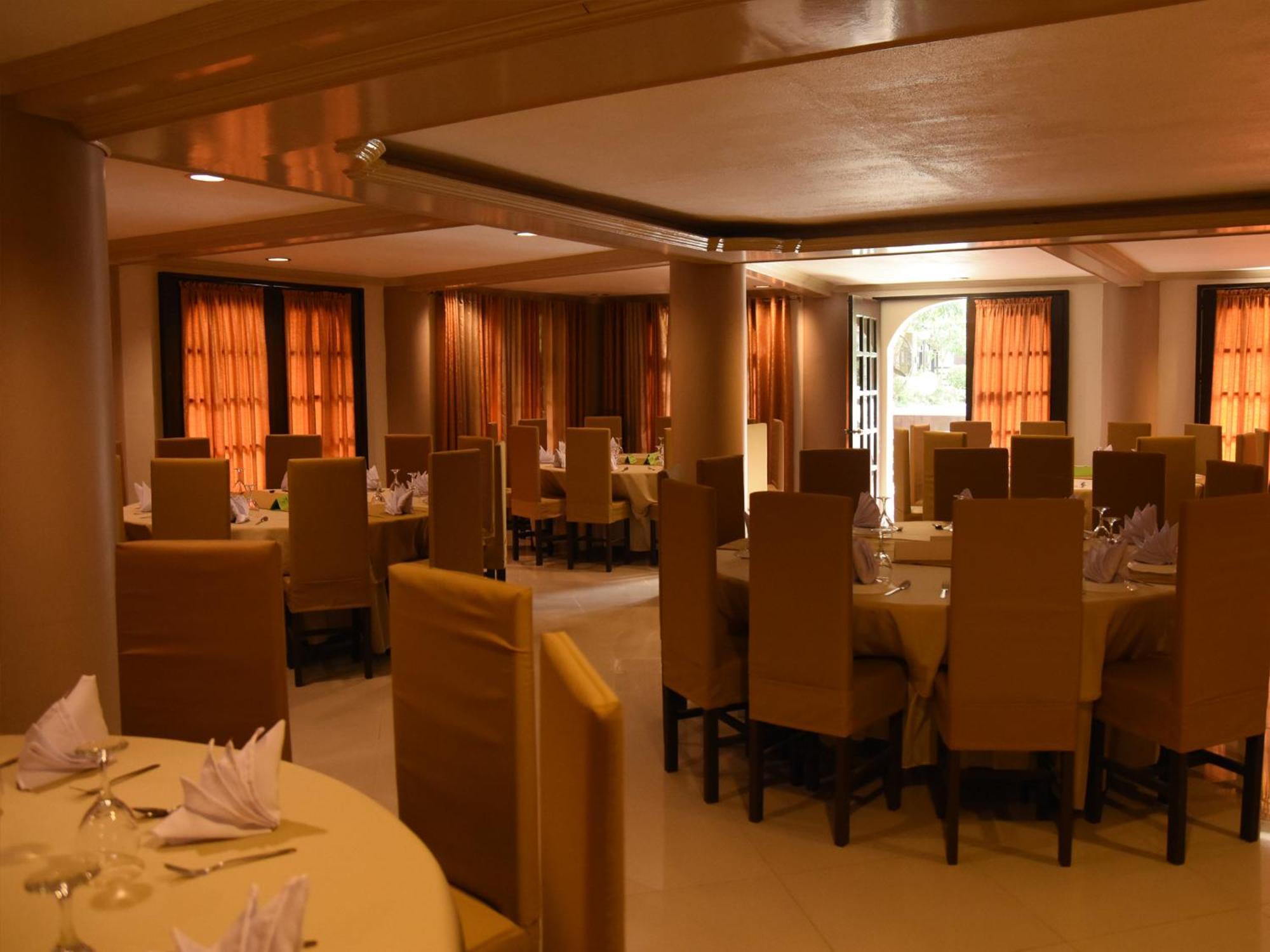 Villa Esmeralda Bryan'S Resort Hotel And Restaurant Palayan City Kültér fotó